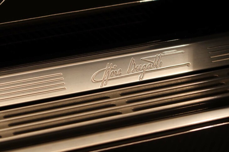 ブガッティW16ミストラル（エンジンに添えられたエットーレ・ブガッティのサイン）