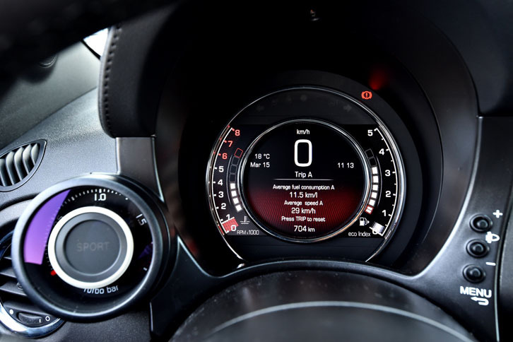 単眼式のメーターの、左側にエンジン回転（レッドゾーンは6000～8000rpm）、中央に速度と各種情報、右側に“エコインデックス”が表示される。さらにメータークラスターの左にターボのブースト計が配置される。