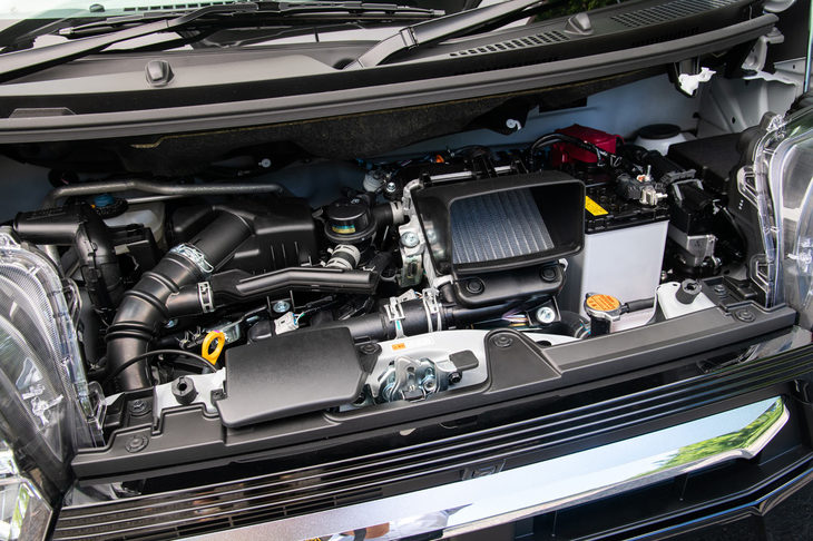 加速性能や静粛性の向上と、環境負荷の低減が図られた新エンジン。標準車、「カスタム」ともにNAとターボの両方が用意されている（写真はターボ）。