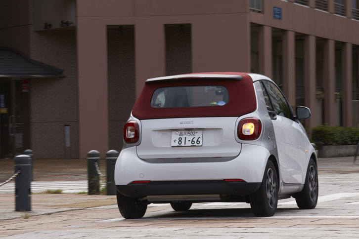 「フォーツーカブリオ ターボ リミテッド」のボディーカラーは、テスト車のクリスタルホワイトのほか、ディープブラック、イエロー、ラリーレッドから選べる。限定台数は、それぞれ50台ずつ。