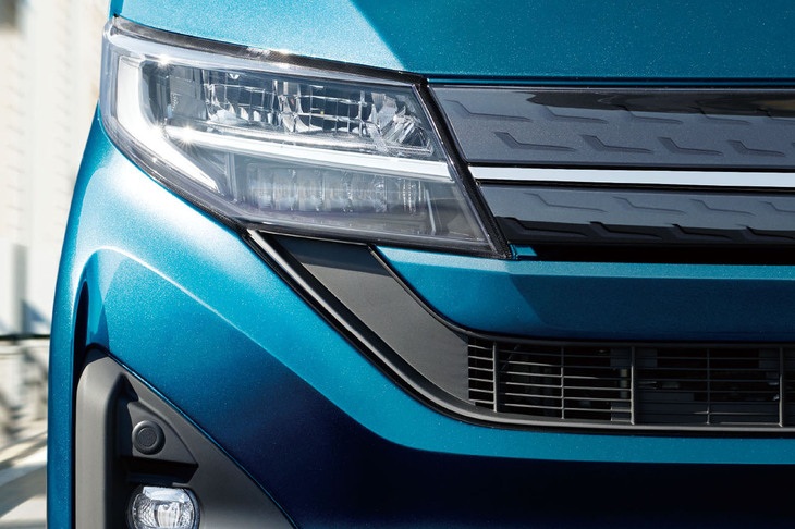 細身のLEDヘッドランプとグリルをひとつながりとした意匠に刷新された7代目「ムーヴ」のフロントフェイス。「ムーヴらしい“動く姿が美しい”端正で凛々（りり）しいデザイン」をコンセプトに外装がデザインされている。