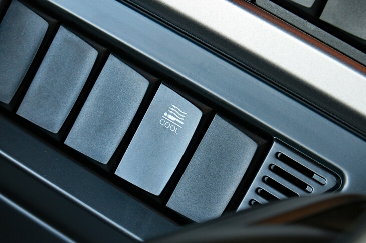 車両を観察していたら、休憩時の快適性を高める送風機のスイッチを発見。こんな装備もあるのかと感心するとともに、トラックに寝泊まりしなければならないドライバーの苦労に思いが至った。