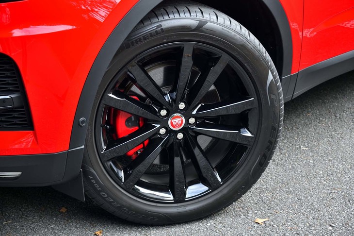 試乗車はつやのあるブラックに塗られた20インチホイール（オプション）を装着していた。タイヤはピレリの「Pゼロ」。