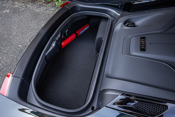 標準サイズのフライトケースまたはゴルフクラブセットが収納できるという車体後端のラゲッジスペース。容量は151リッターで、積載重量は50kgまでとされる。