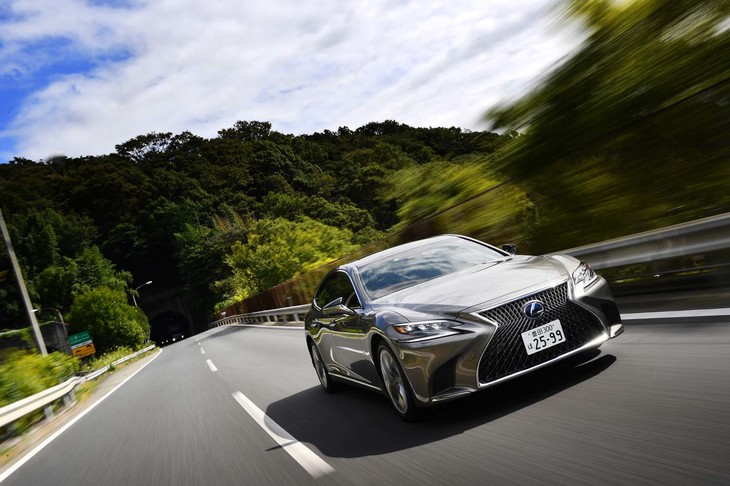 現行型の「LS」では、アルミ製のドアパネルやボンネット、トランクリッドなどを採用。重量配分を最適化することで旋回性能が追求されている。