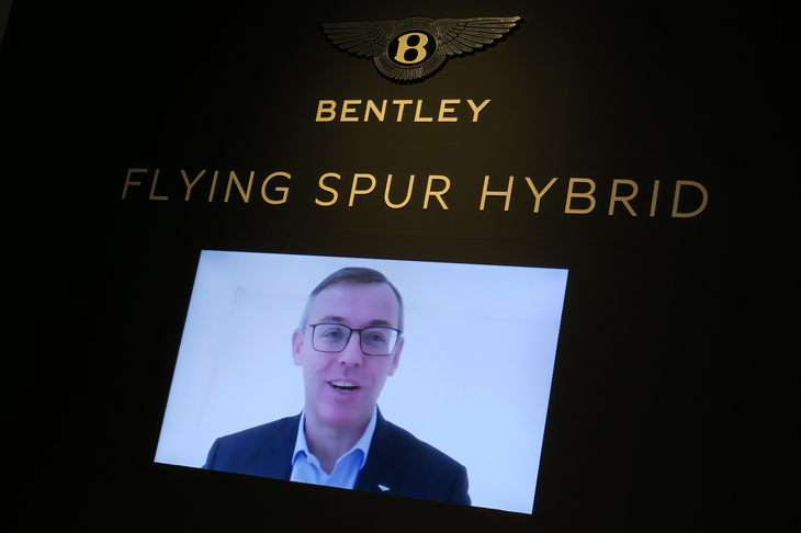 オンラインでのQ&Aセッションに応じる、ベントレーモーターズ セールス＆マーケティング担当役員のアラン・ファビー氏。ブランドの電動化について問われると、「ベントレーの特徴は快適さと安心感、スポーツカーのようなパフォーマンスを併せ持っていること」「電動化と『ベントレーを楽しむこと』は背反するものではない。ベントレー的な方法で、他ブランドとの差別化ができるはず」と語り、自信をのぞかせた。