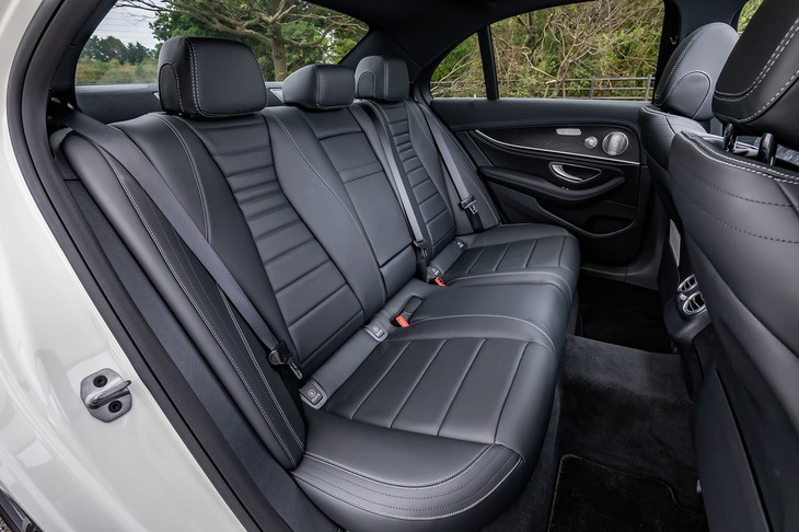 後席の背もたれには、40：20：40の分割可倒機構が備わる。