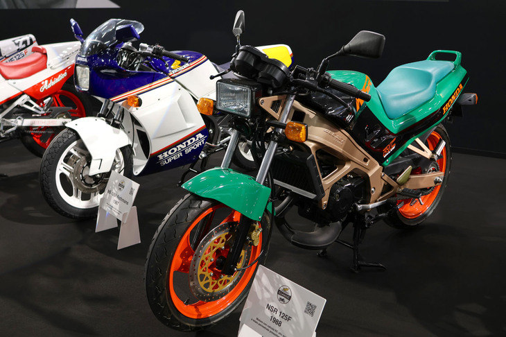 ホンダ二輪特集から。イタリア工場製の1988年「NSR125F」（写真向かって右）。アルミダイキャストフレームは今日見てもハイテク感が漂う。日本でも1000台が限定販売された。