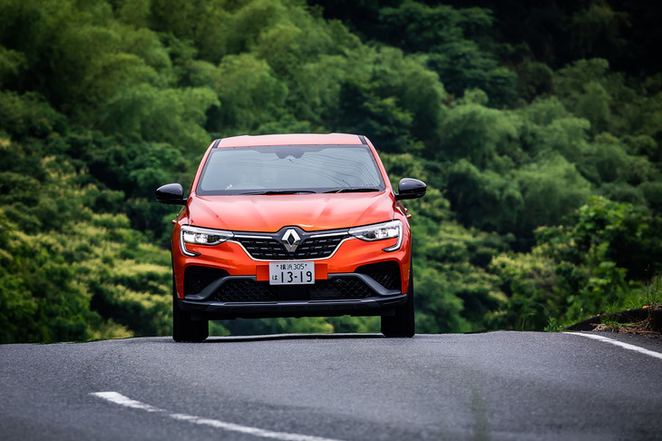 サスペンションはフロントがストラット式でリアがトーションビーム式。足まわりが引き締まっていてボディーの動きが抑えられているにもかかわらず、段差の乗り越え時などに大きなショックがキャビンに伝わらない快適性の高さもセリングポイントだ。