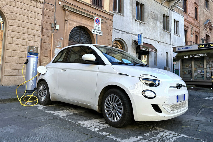 「フィアット500e」。2025年12月、シエナ旧市街で撮影。