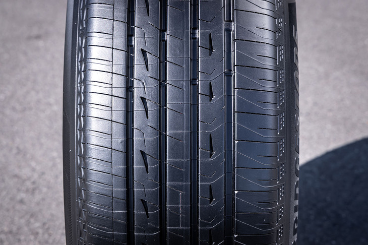 「アレンザLX200」のトレッド面。音の周波数を分散させることで静粛性を向上させる「突き通しサイプ」や、パターン剛性を確保しながらノイズ低減やハンドリング性能、耐摩耗性能を向上させる「シングルブランチ型消音器」、摩耗後の溝形状でも高周波ノイズを抑制する「シークレットグルーブ」などの新技術が盛り込まれている。