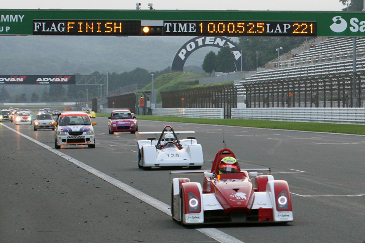 走行距離が1000kmに達しても達しなくても、スタート後10時間が経過した午後6時にレースはフィニッシュを迎える。今回、総合優勝した「TEAM-T弐号機 FK-4」（先頭）のラップ数は221で、1000kmを超えた（1周4563mを221周で約1008km）。