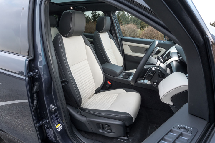 試乗車の「ダイナミックHSE P300e」は「ディスカバリー・スポーツ」のなかでも最上級の仕様にあたり、上質なウインザーレザーシートが標準で装備される。