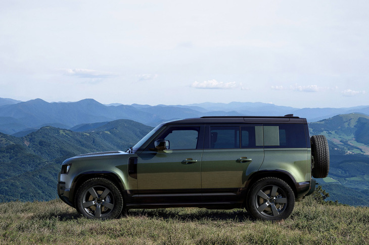 「ディフェンダー75＋エディション」は、3リッター直6ターボディーゼルにマイルドハイブリッド機構を組み合わせる「ディフェンダー110 X-DYNAMIC HSE D350」をベースとする。