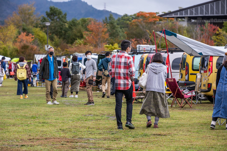 キッチンカーが提供するグルメを味わったり、フリーマーケットでのショッピングを楽しんだりと誰もがリラックスムードで過ごせる「カングージャンボリー」。これこそがまさに、フレンチスタイルの休日といえそうだ。