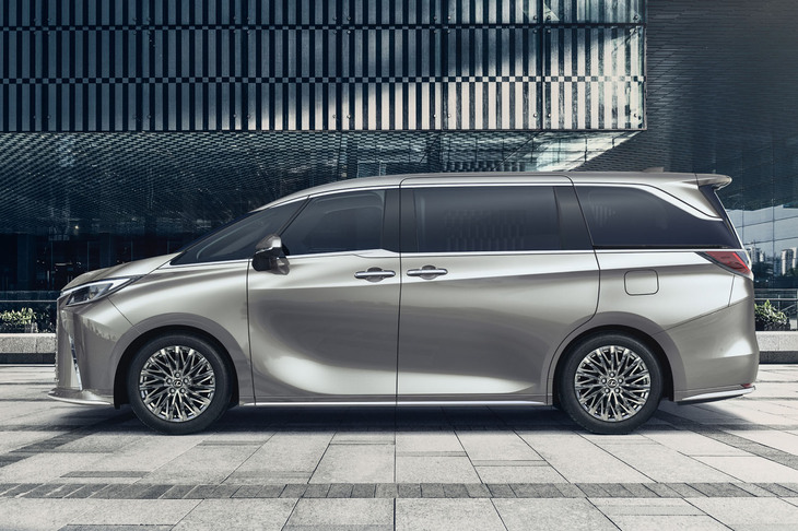 ボディーの全長は5125mmで、ホイールベースは3000mm。全高は1955mmにも達する。