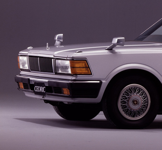 上写真の、フロントまわりのアップ。マーカーのみならず、ボンネット中央のエンブレムやフェンダーミラーも立派に“突き出て”いる。