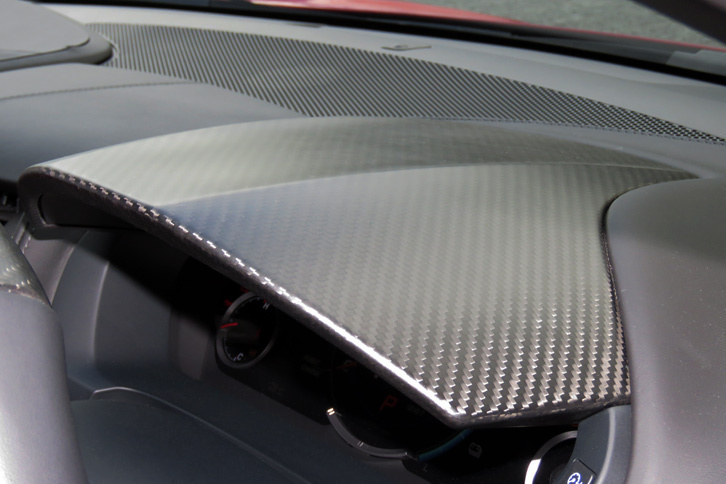 オプションの「カーボンファイバー インテリアスポーツパッケージ」に含まれる、カーボンファイバーのメーターバイザー。