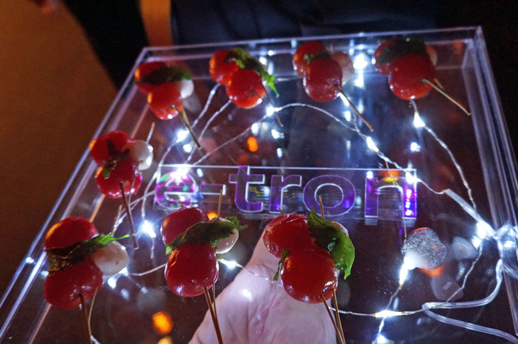 来場者に振る舞われたフィンガーフード。トレイには「e-tron」のロゴがデザインされていた。