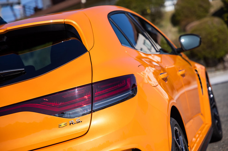 マイナーチェンジでデザインが変更されたリアコンビネーションランプ。光源が側方に流れるように見えるシーケンシャルウインカーを内蔵している。