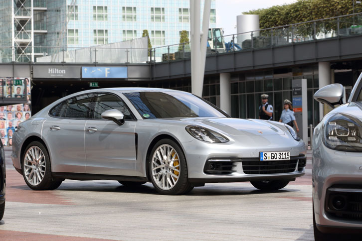 試乗はドイツ・ミュンヘン空港を起点にして行われた。試乗車は、4リッターV8ツインターボを搭載する「ターボ」と、2.9リッターV6ツインターボの「4S」（写真）の2グレード。