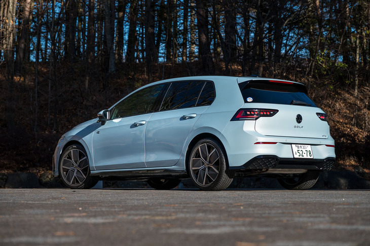 この試乗車のボディーカラーは新規設定色の「クリスタルアイスブルーメタリック×ブラックルーフ」。分かりづらいが、本当にルーフだけが黒く塗られている。