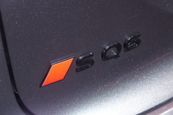 SQ6 e-tron（リアエンブレム）