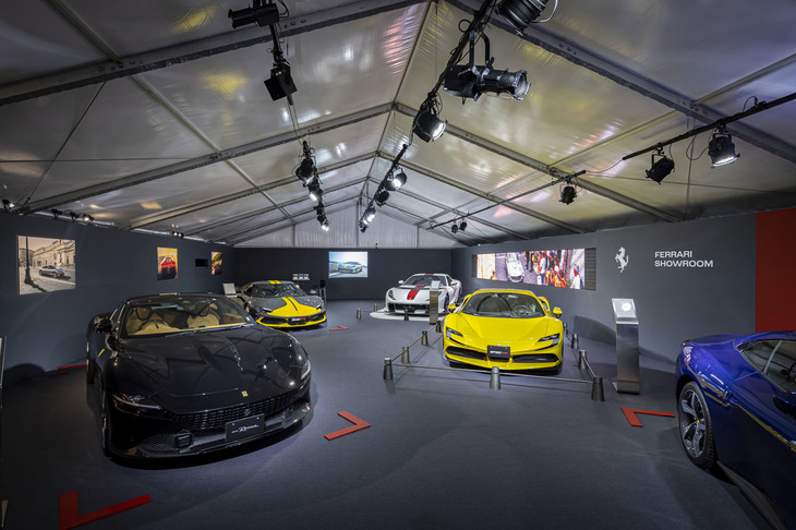 こちらは「フェラーリショールーム」と題された最新モデルの展示ブース。実車のほか、オプションパーツの組み合わせにより世界に1台だけの愛車をクリエイトできる「テーラーメイドプログラム」の紹介も、来場者の目を引いていた。