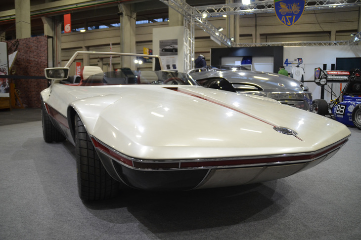 モーターボートをも想起させる「A112ランナバウト」のシャープなエクステリアデザインは、マルチェロ・ガンディーニ氏が手がけた。後の「ランチア・ストラトスHF」にもつながるフォルムである。