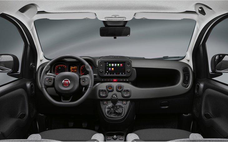 「フィアット・パンダ シティーライフ」（2022年）。ディスプレイの追加などのアップデートが行われてきたが、基本的な造形は発表時の2011年当時のまま。各部分に、ロベルト・ジョリート氏が意図した「スクアクル」が反復されている。