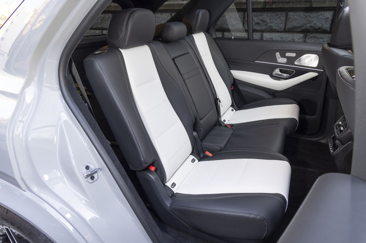 2列目シートは荷室側から電動で格納と展開が可能。格納時に床面がフラットになるため、座面と背もたれが少し平板になっている。