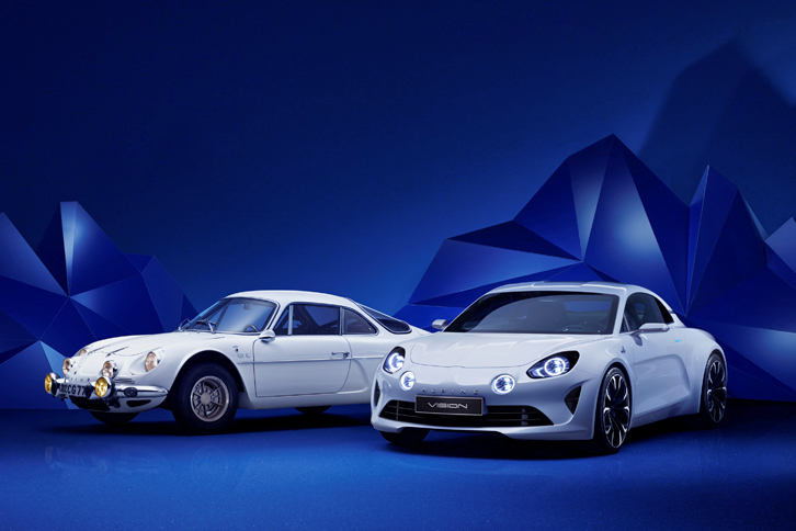 「アルピーヌ・ビジョン」（写真右）と、そのデザインの元となった往年のスポーツカー「アルピーヌA110」（同左）。