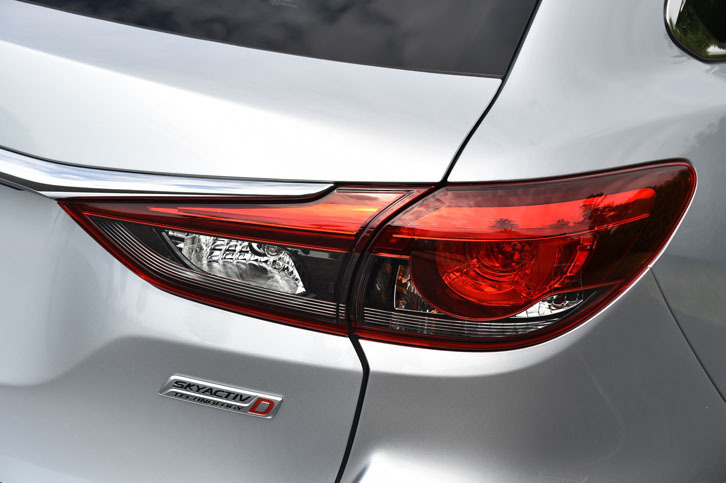 リアエンドには、ディーゼル車であることを示すエンブレムが添えられる。「アテンザワゴン」には、今回テストしたディーゼル車のほか、2リッターと2.5リッターのガソリン車がラインナップされる。