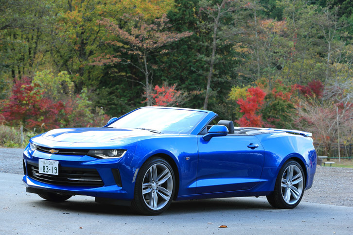 元祖スペシャリティーカー「フォード・マスタング」の対抗馬として1966年に登場した「シボレー・カマロ」。現行型は6代目のモデルにあたり、日本では2017年11月にクーペとコンバーチブルが同時に発売された。