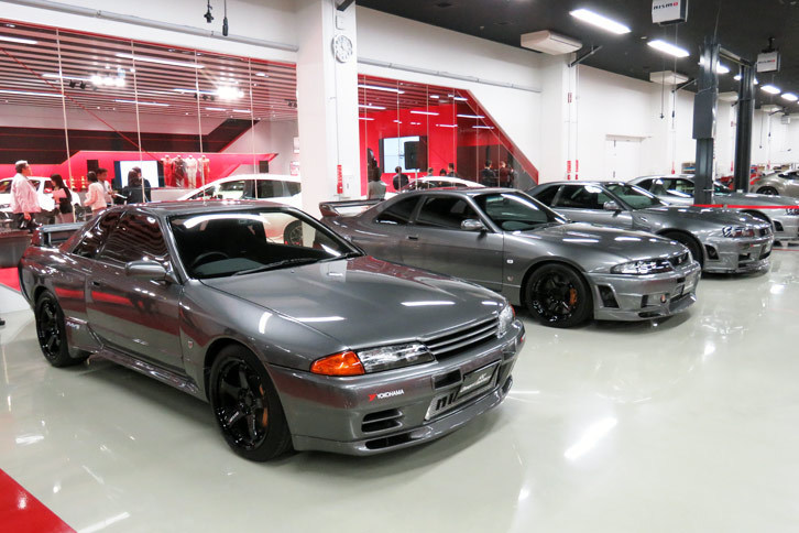 NISMO直営のプロショップ「大森ファクトリー」の整備場に並べられた「スカイラインGT-R」。手前の一台が「R32」である。