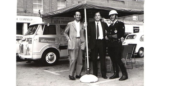 シエナ旧市街の広場で行われた青空展示会で。中央がパオロ・フランキ氏。後方には、アルファ・ロメオの商用車「ロメオ」が見える。