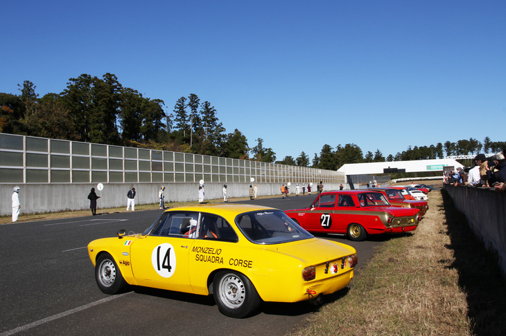 最初に行われる四輪レースの決勝は「セブリング40mトロフィー」。量産サルーンとスポーツカーによる、ドライバー交代義務のある40分耐久レースである。スターティンググリッドには、13台が並んだ。