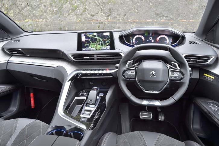 フル液晶メーターの「ヘッドアップインストゥルメントパネル」や上下がフラットになった小径のステアリングなど、インテリアの装備は「3008」とほとんど同じ。