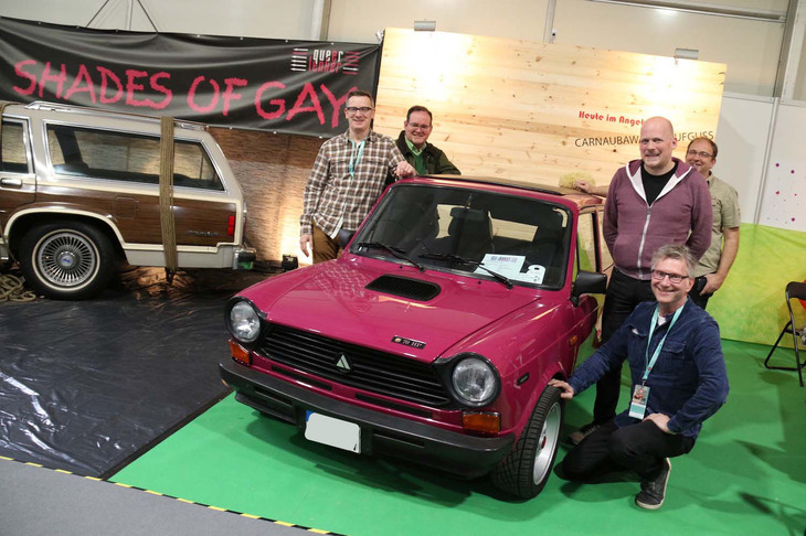 2017年のショット。超小柄な「アウトビアンキA110」の左に、巨大な「フォードLTD」のワゴンが。まさにダイバーシティ。