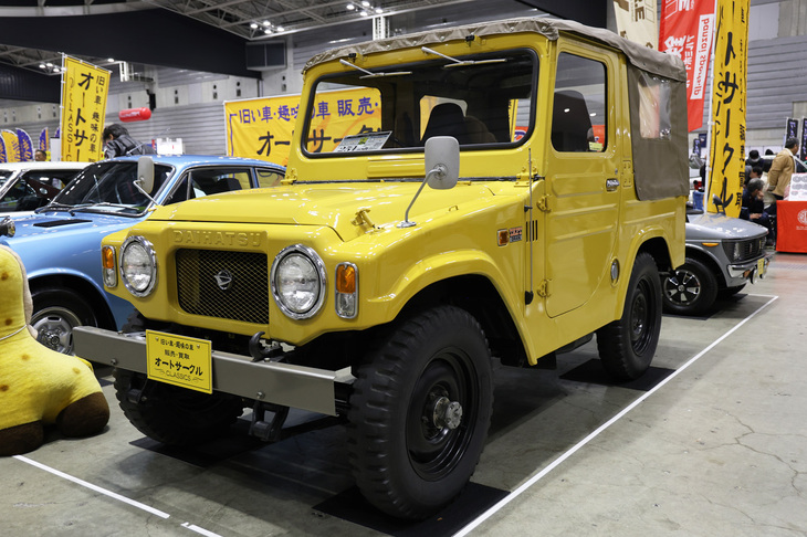毎回、希少かつコンディションのいい車両を持ってくるオートサークルが展示した1976年「ダイハツ・タフト グラン」。現行タフトは軽SUVだが、1973年に登場した初代は軽の「スズキ・ジムニー」と「三菱ジープ」や「トヨタ・ランドクルーザー」などの間の空白だった市場に向けた本格派オフロード4WDだった。タフトはダイハツ製1リッター直4 OHVを積んでいたが、1976年に追加されたこのタフト グランはトヨタ製1.6リッター直4 OHVエンジンを搭載。
