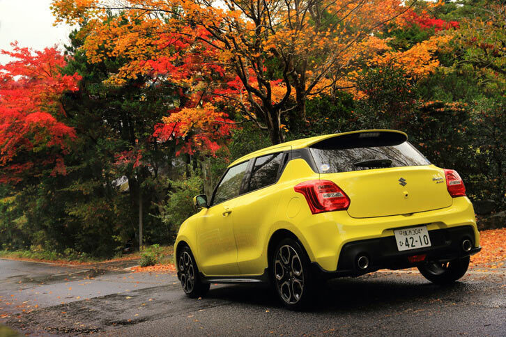 AT仕様の車両重量は、MT仕様の970kgに対し990kg。重量増を20kgに抑えることで、1tを切る車重を実現した。