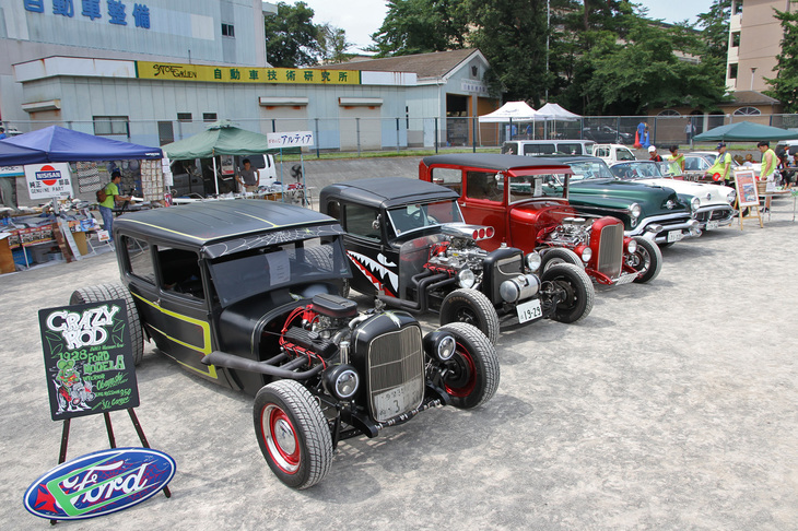 手前から1920年代の「フォードA型」、「アメリカン・オースチン」、「フォードA型」をベースにした3台のストリートロッド、そして2台の1950年代のオールズモビル。