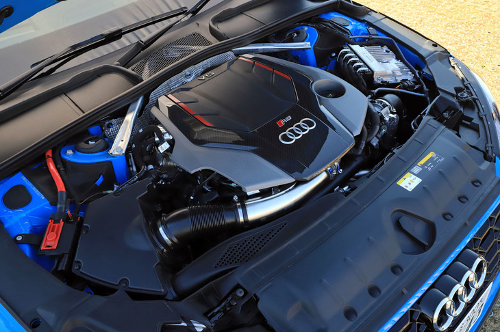 エンジンは2.9リッターV6ツインターボ。450PSの最高出力と600N・mの最大トルクを発生する。