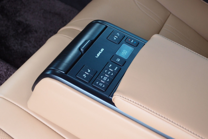 レクサスES300h“バージョンL”（リアシート用アームレスト）