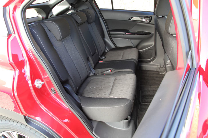 後席にはリクライニング機構のほか、前後スライド機構が備わる。