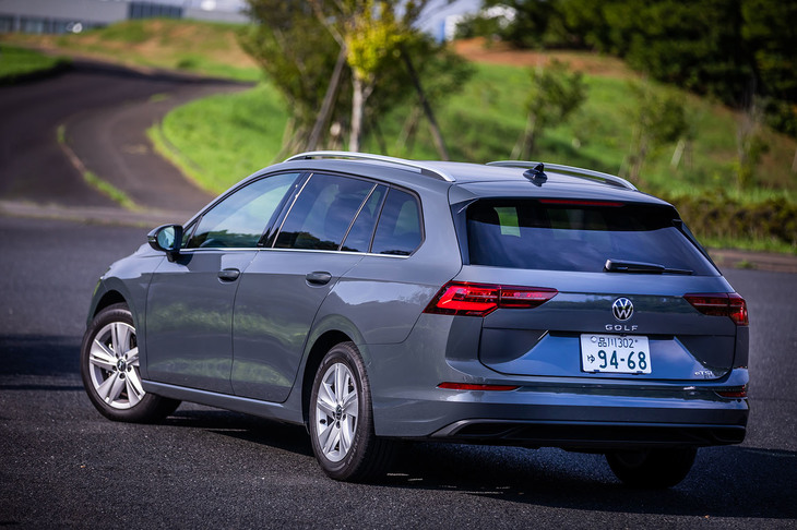 今回試乗した「ゴルフヴァリアントeTSIアクティブ」は、マイルドハイブリッドの「1.0 eTSI」が搭載される上位グレード。車両本体価格は326万5000円。