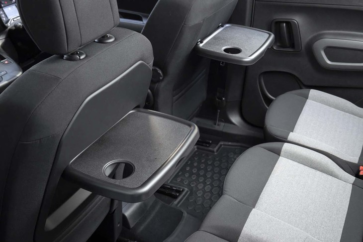 後席用に2つのピクニックテーブルが用意される。