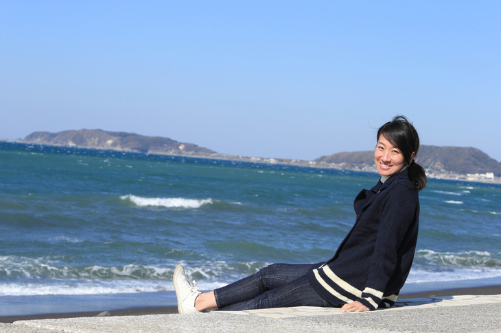 「SEA DAYS」を出たら、海水浴場の護岸でひなたぼっこ。朝早くに東京を出たので、時間はたっぷりあるのだ。