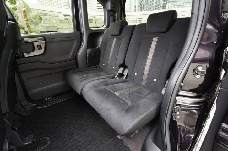 「カスタムG・L Honda SENSING」のリアシート。前後スライド機構や跳ね上げ機構は全車に標準装備される。