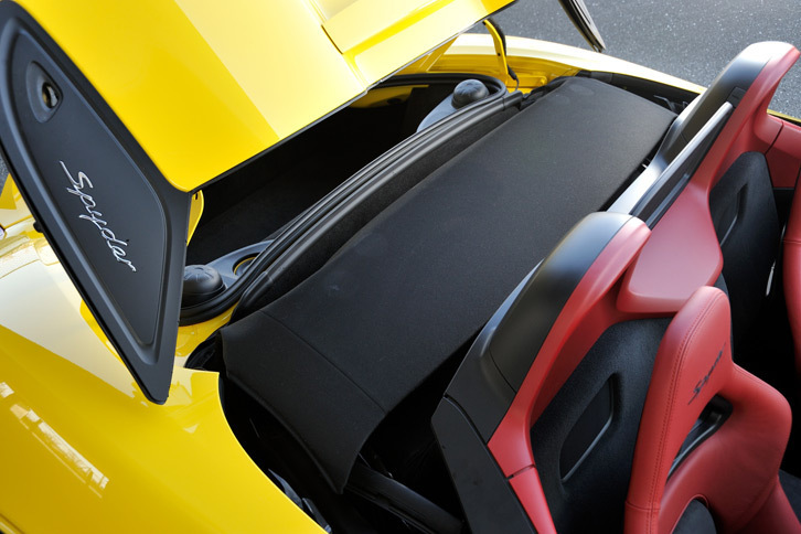 シートの後方に“じゃばら状”に折りたたまれたソフトトップ。トップのロック／アンロック以外の操作は、手動で行う。